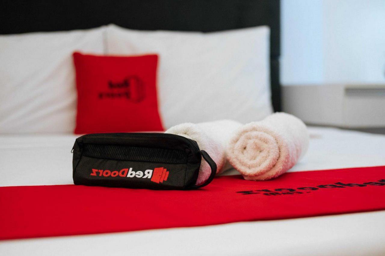 Reddoorz @ Jalan Brigjend Katamso Medan 2 Hotel Exterior foto